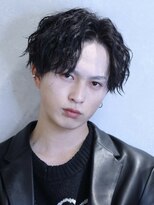 波打ちパーマセンターパート黒髪ツーブロック刈り上げ