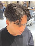 黒髪ツーブロック前下がりセンターパートカルマパーマ