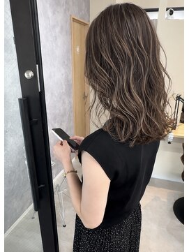 バッカ 横浜桜木町店(BACCA) 派手すぎない大人ハイライト×透明感ベージュ|白髪ぼかしにも◎