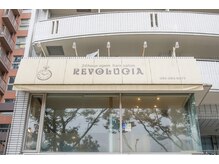 レボルシア 博多(REVOLUCIA)の雰囲気（国体道路沿いの二階にある時計の看板が目印♪）