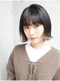 前髪パッツンフェザーバング×ぶつ切りボブ外ハネパーマ