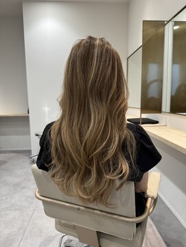 アオ(Ao) Aoヘアスタイル ハイライト レイヤーカット