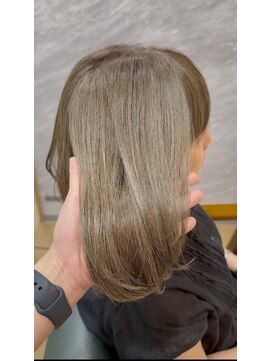 ハロー 池田店(Hollow) 【アッシュベージュ/白髪ぼかし/脱白髪染め】石橋/池田/箕面