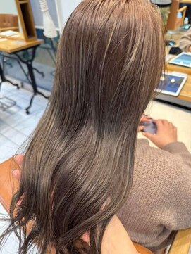 ユニ バイ マグ 長野店(Uni.by Mag) ナチュラルハイライトミルクティーベージュ白髪ぼかしレイヤー