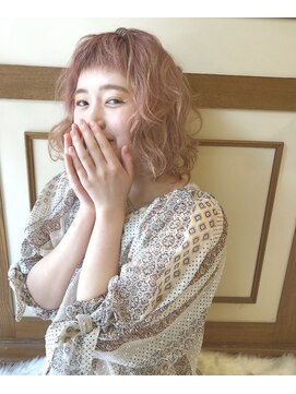 グラニュー(granew) くせ毛風パーマ × コーラルピンク