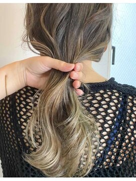 ラビリンス(Labyrinth) ヘアアレンジしてもオシャレなグラデーションカラー!