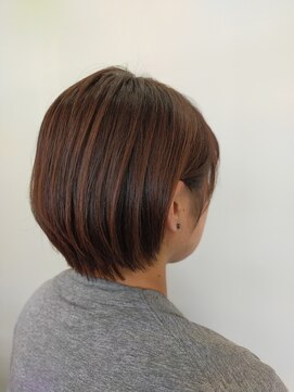 カラーで若見え◎丸みショート×白髪ぼかしカラー