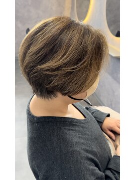 ワイ バイ カラー デザイン(Y by color design) 白髪ぼかしハイライト×似合わせショート