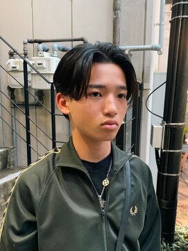 ルーカス(LUCAS) 前下がりセンターパート