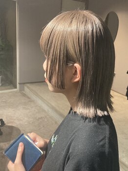 ライフスタイルに合わせた扱いやすい顔周りカットで、結んでもおろしてもキマるスタイルに◎