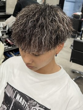 イーラ(era) ホワイトメッシュツイストスパイラルパーマ刈り上げ眉毛