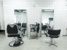 ヘア アトリエ ホロウ 堀江(HAIR ATELIER HOLLOW)の雰囲気（《無機質デザインのメンズサロン》）