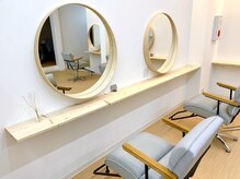 スーズ(soothe)の雰囲気(木を基調とした温かみがあるセットブースです。)