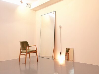 アトリエの様な白い空間、こだわりの鏡、こだわりの椅子と電球と