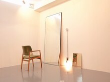 トイモイパトン(toi+moi paton)の雰囲気（アトリエの様な白い空間、こだわりの鏡、こだわりの椅子と電球と）
