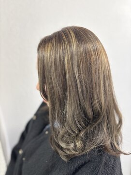 ジェナ(Jena) ハイライトで立体感カラー