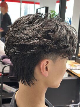 オーシャントーキョー 神戸(OCEAN TOKYO KOBE) ツーブロックニュアンスセンターパートフェザーショート
