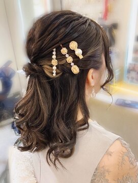 アトリエビューティーアミュ(atelier beauty AmU) 結婚式 二次会 お呼ばれ 編み込みハーフアップ×ゴールドアクセ