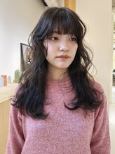 ニール(Neelu) 【Neelu_misa】透明感グレージュ やわらかウェーブ