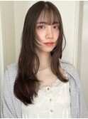 赤みを消したくすみベージュとレイヤーカットで柔らかいヘアに