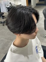 ヒュイル バイ ニアウ(Hwyl by Niau)&nbsp;メンズカットセンターパートニュアンスパーマナチュラル刈り上げ