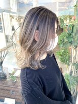 ロマーリ 岡山店(LOMARLIE)&nbsp;20代30代セミロングバレイヤージュ白髪ぼかしハイライト
