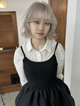 リヴ ウメダ(LIV umeda) ホワイトベージュ/トリプルカラー/ブリーチ2回/ボブ/梅田