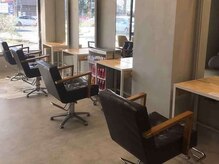 木目と黒を基調とした空間で温かみと高級感のバランスが特徴◎