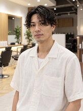 ブリリアント ヘアー ダイヤ(Brilliant Hair Dia)&nbsp;ニュアンススパイラル×センターパート｜メンズパーマ