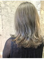 ペネロープ(Penelope) ミディアムウルフ/クリアベージュ/レイヤー/外ハネ 担当 夕島