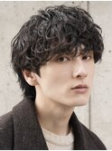 原宿波巻きパーマメンズカットセンターパートツイスパウルフ30代