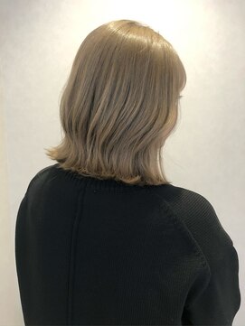 リアン(Lien) 【Lien 松尾】透明感◎ミルクティーカラー小顔外はねミディアム