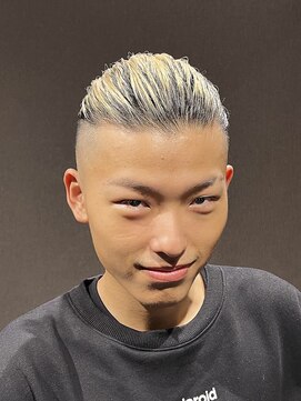 ビーダンディー(Bee dandy) 金髪マンバン ミディアムロング ハイフェード ツーブロック