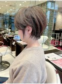 earthショートレイヤーボブミルクティー丸みショートボブ