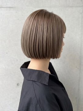 ディーディーフォルム(DD form) 洗練された切りっぱなしボブ、艶で叶える大人モード