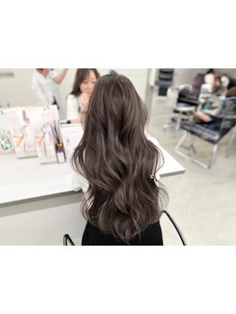 《貴方の魅力を最大限に》ミディアムロングヘア×相性抜群のハイライトで長さを変えずに垢抜け[大阪堺市]