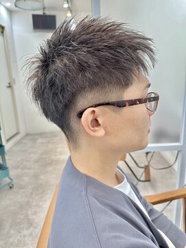 ロミーオム 本厚木(ROMMY. Homme) ツーブロック刈り上げ束感アップバングショートメンズヘア