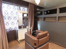 ピースアウト(peace out)の雰囲気(スタイリングチェアとシャンプー台が一体化!移動しなくても◎)