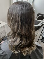 ルカ(Luclo)&nbsp;【Luclo】艶感グレージュ×外ハネウェーブ