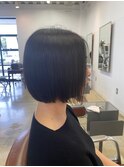 暗めアッシュのシンプルボブスタイル