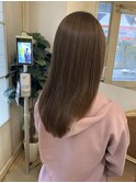 赤みの少ないココアブラウン毛先までツヤのあるストレートヘア