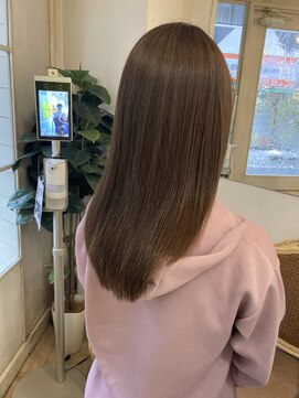 アミュレ(Amule) 赤みの少ないココアブラウン毛先までツヤのあるストレートヘア