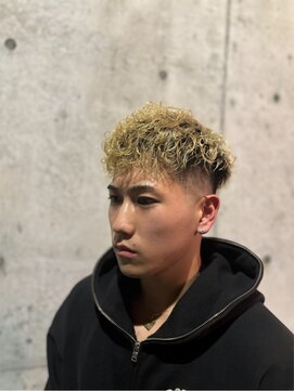 刈部倶楽舞 スキンフェード×ブロンドスペインカール!