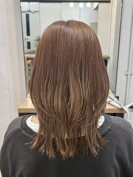 ファルベ(Farbe) 後髪も綺麗に見えるワンカールレイヤーカットベージュ