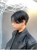 センター分けのクールなショートスタイル