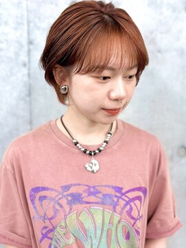 モリオ(morio) ピンクオレンジ可愛いショートヘア耳掛けショートくびれショート