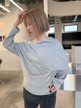 ステン(sten) ホワイトベージュシースルーバング切りっぱなしボブ