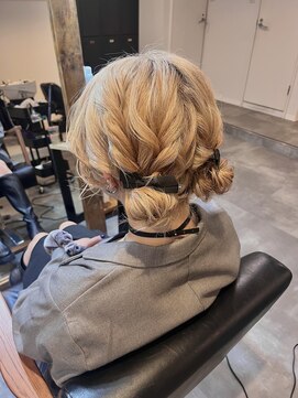 スリー(three) ヘアセット　ヘアアレンジ　ツインアレンジ