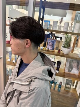 センターパート×テーパーフェード