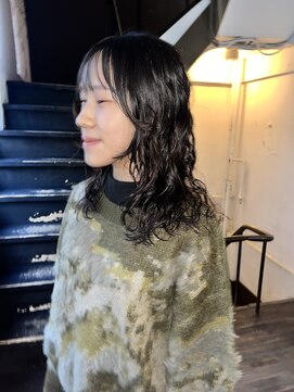 黒髪ミディアムパーマ